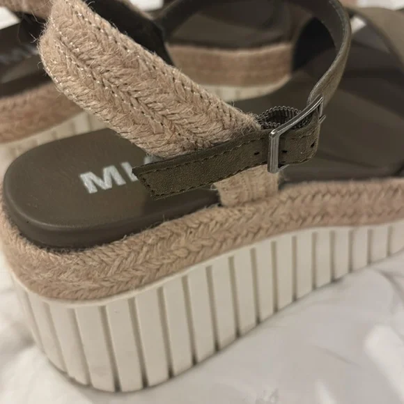 MIA Women's Olive Platform Sandals - Picture 4 of 4